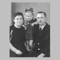 051-0048 Herta Nuckel mit ihrem Mann Arthur Busch und der gemeinsamen Tochter Hanna..jpg